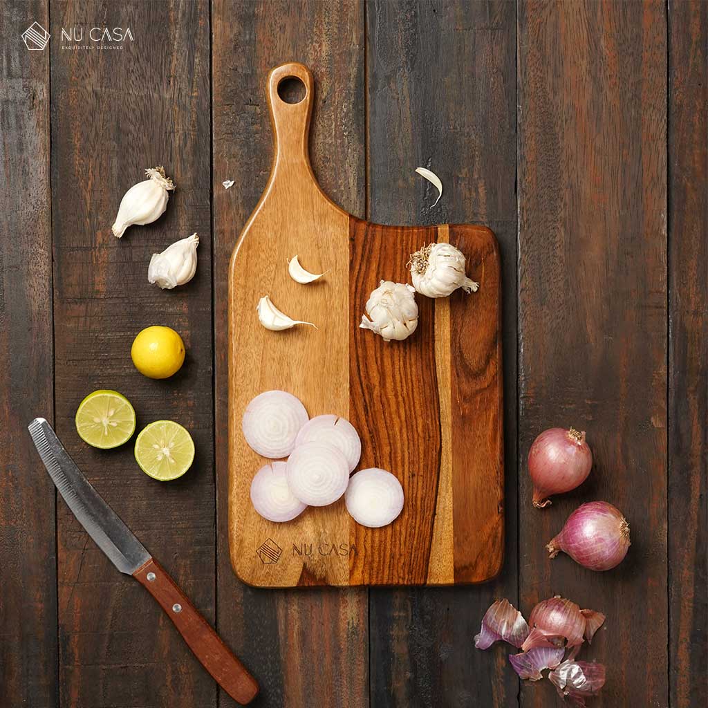 Get chopping board wooden online best price with side handle 